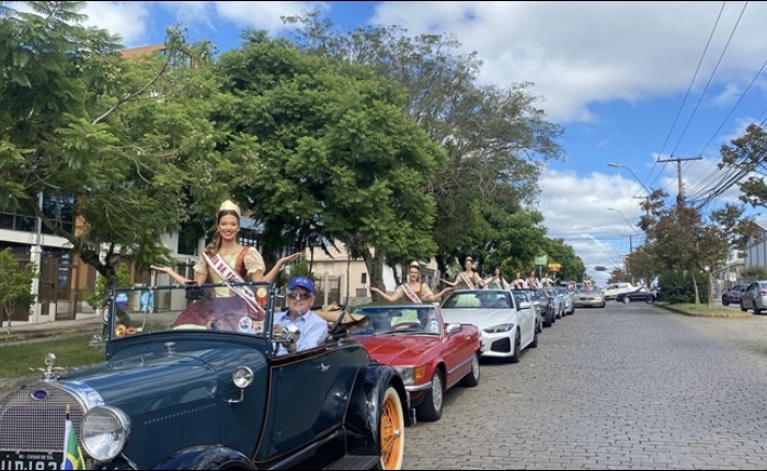 Caxias do Sul respira tradição com carreata da 35ª Festa Nacional da Uva 